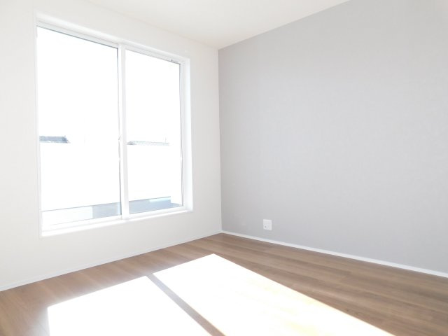 愛西市諸桑町郷城の新築一戸建の洋室|◇２階洋室◇　　南面で明るい洋室６．５帖　ウォークインクローゼット完備！　バルコニー利用可♪