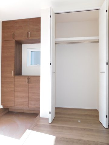 愛西市諸桑町郷城の新築一戸建の収納|◇玄関収納◇　　玄関がスッキリ片付く大容量収納♪　洋服などが収納できる、外出時に便利なハンガーポール付き収納完備！