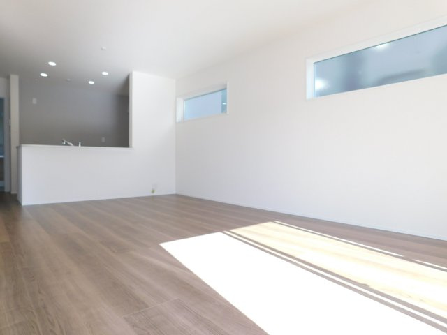 愛西市諸桑町郷城の新築一戸建の居間・リビング|◇リビング◇　　南面で明るいリビング１８．２５帖　リビングが見渡せる対面キッチン♪