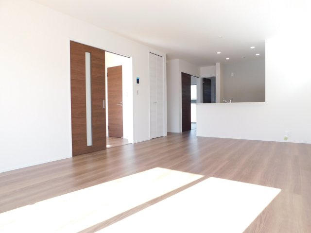 愛西市諸桑町郷城の新築一戸建の居間・リビング|◇リビング◇　　南面で明るいリビング１８．２５帖　リビング収納完備！