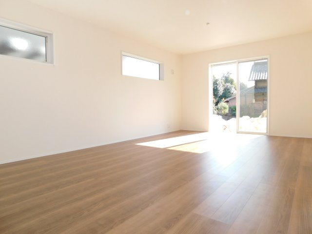 愛西市諸桑町郷城の新築一戸建の居間・リビング|◇リビング◇　　南面で明るいリビング１８．２５帖　心地のよい開放的な空間♪