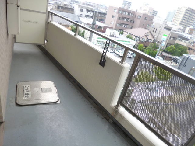 サル・ドュ・セジュールの収納|玄関に収納あります