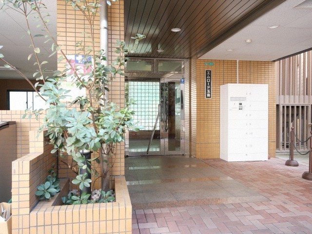 エムロード玉造のエントランス
