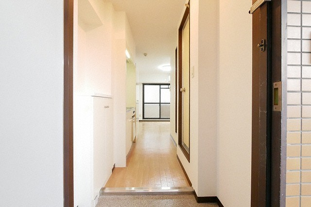 エムロード玉造の玄関