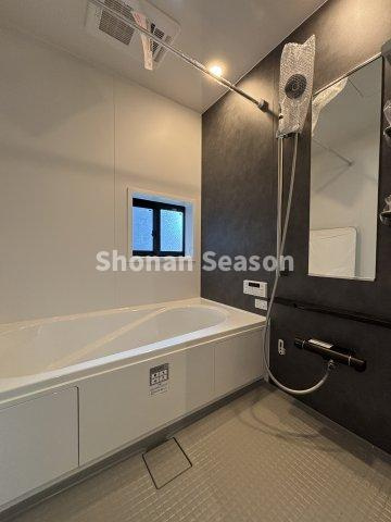 【浴室】 | 適温に沸かしなおしができる「追い焚き機能」で、入浴時間が違っても快適にご入浴いただけます。