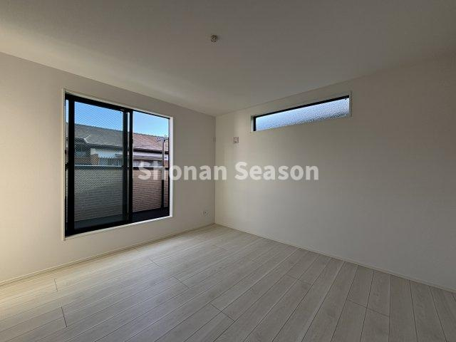 【洋室】 | バルコニーが隣接し、陽光降り注ぐ明るく気持ちよい室内空間です。