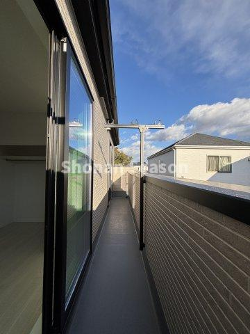 【バルコニー】 | ２部屋から出入りができる続きバルコニーは南向き◎
お布団も並べてたくさん干せますね。