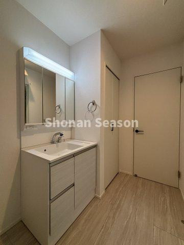 【独立洗面台】 | 身支度や髪の毛のセットもしやすい三面鏡付き洗面台を搭載◎
鏡裏や洗面台下と収納も豊富で、日用品もキレイに片付きます。