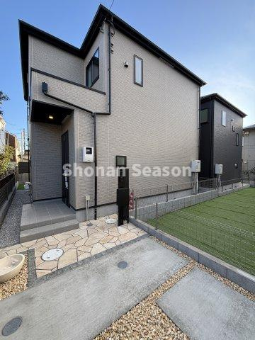 【外観】 | クールな色合いで落ち着きある外観の３号棟堂々完成しております！
ゆっくりとご内見にいらしてみませんか。