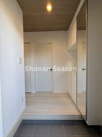 【玄関】 | お出迎えスペースがキレイに保てる！大容量のシューズBOXを完備◎
姿見鏡は、お出かけ前のファッションチェックにも便利ですよ。