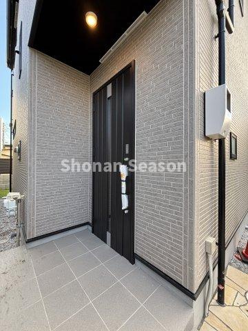 【玄関】 | 訪問者やセールスにも柔軟に対応できる「TVモニター付きインターホン」付き♪