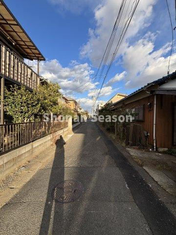 【前面道路含む現地写真】 | 平坦な道のりで、自転車や徒歩移動もスムーズ！地域情報にも詳しい担当者が、周辺環境なども含めて現地ご案内させていただきます。