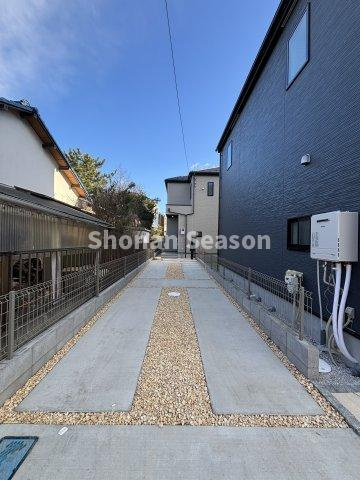 【駐車場】 | 縦列２台駐車可能◎きれいに整備され、お手入れの手間いらず♪
お持ちのお車サイズなども現地にてご確認いただけます。