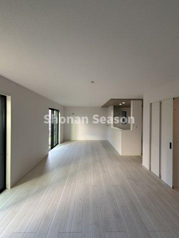 【居間・リビング】 | 一直線に広がる広々20帖のLDK◎インテリアを設置してもゆとりがありますね。