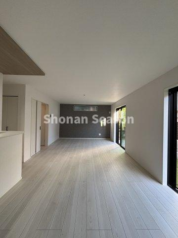 【居間・リビング】 | 一部アクセントクロスを使用し、メリハリあるおしゃれな空間に仕上がっております。