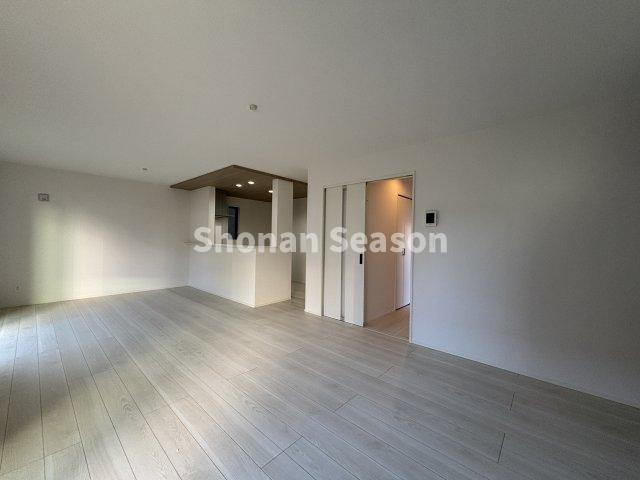 【居間・リビング】 | 白を基調とするナチュラルな色合いで幅広い世代にマッチいたします♪