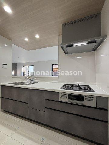 【キッチン】 | 同時に複数調理ができる「３口コンロ」やレパートリー広がる「グリル」を搭載した、使い勝手良好のシステムキッチンです。