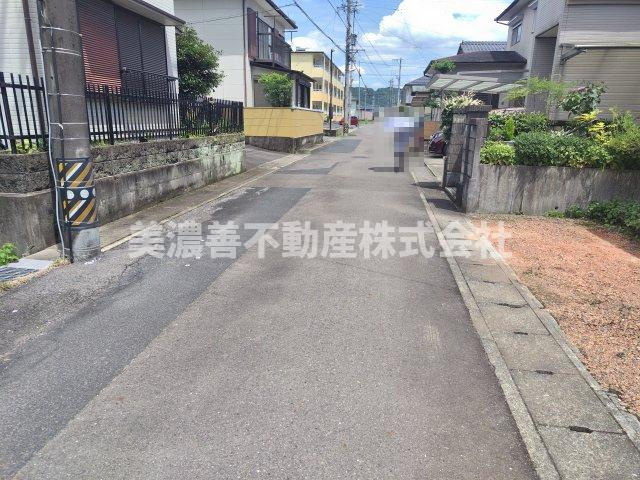 ６４０７０　岐阜市粟野西中古戸建ての前面道路含む現地写真