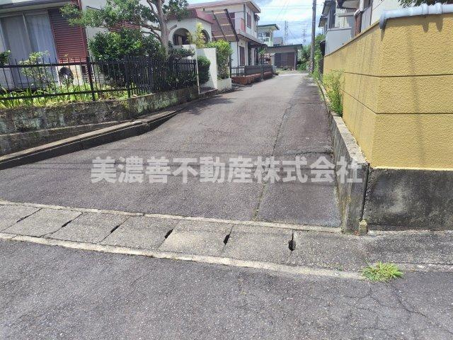 ６４０７０　岐阜市粟野西中古戸建ての前面道路含む現地写真