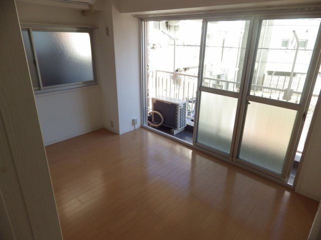 白山シルクハイツの洋室