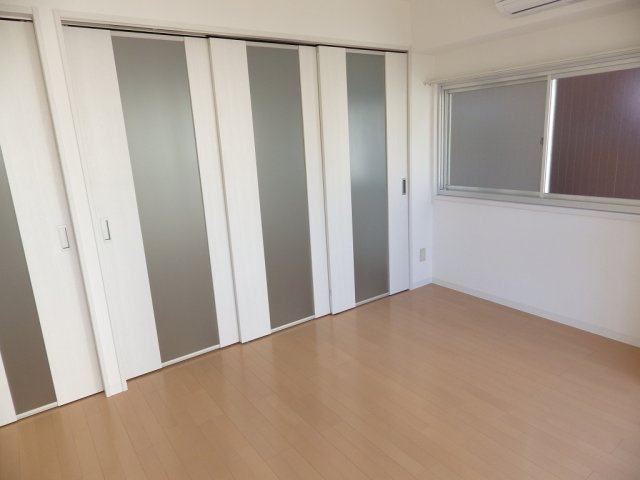 白山シルクハイツの洋室