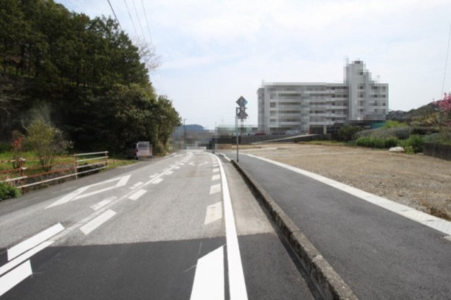 高知市口細山　建築条件付き　売土地　4号地（全5区画）　の前面道路含む現地写真|4号地　土地面積　173.76㎡（約52.56坪）　土地価格　1,787.04万円