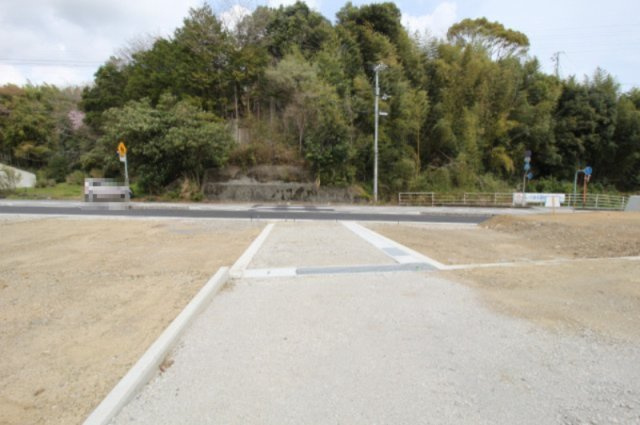 高知市口細山　建築条件付き　売土地　4号地（全5区画）　の前面道路含む現地写真