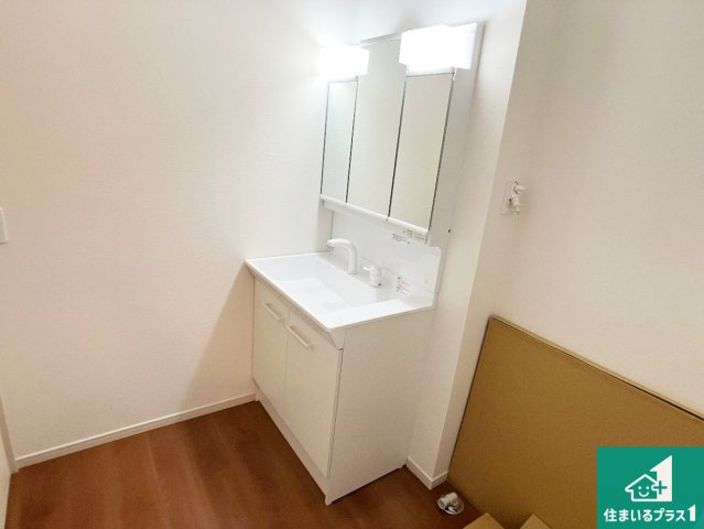 姫路市飾磨区構　第1期　新築一戸建ての独立洗面台|清潔感のある洗面台です。フラットな鏡は掃除がしやすく毎日清潔！鏡裏には収納があるのでスッキリとした洗面台が保てます。