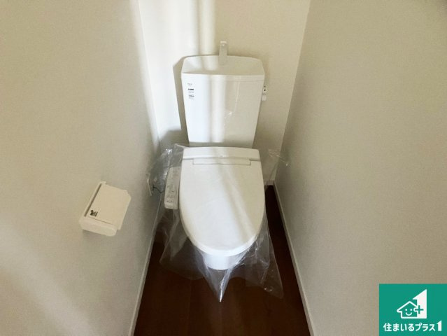 姫路市飾磨区構　第1期　新築一戸建てのトイレ|1・2階の2ヶ所にあるので、朝の忙しい時間の順番待ちもなく、深夜の利用にも大変便利です。