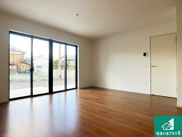 姫路市飾磨区構　第1期　新築一戸建ての居間・リビング|日当たり良好の明るいリビングで朝の目覚めもスッキリできそう！対面キッチンでご家族のコミュニケーションも自然と増える設計！小さなお子様が遊ぶスペースを作っても広々とくつろげるLDK！