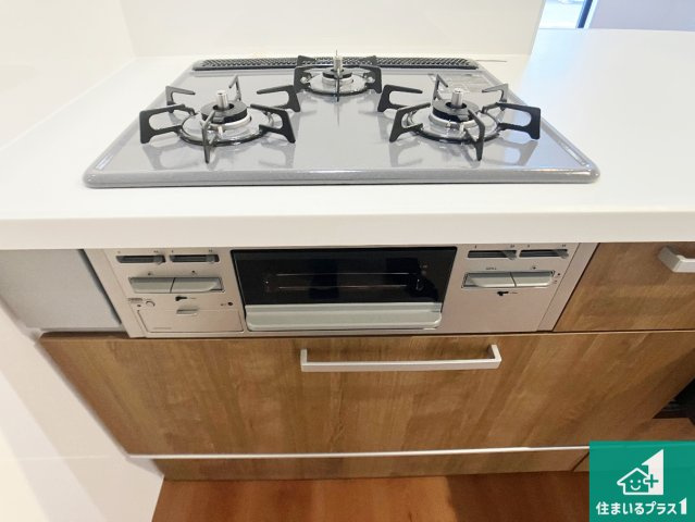 姫路市飾磨区構　第1期　新築一戸建ての設備|ダブル高火力Ｓｉセンサー付きコンロ！３口あるので、まとめて料理をする時も大活躍！