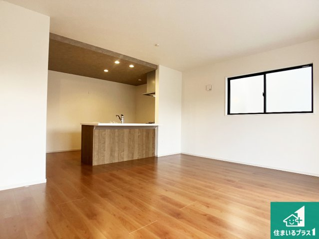 姫路市飾磨区構　第1期　新築一戸建ての居間・リビング|子供を見守りながらお料理が出来るため家族のコミュニケーションか増えます♪スペースが広く確保されている為お子様が大きくなったときは一緒に料理を楽しめます♪