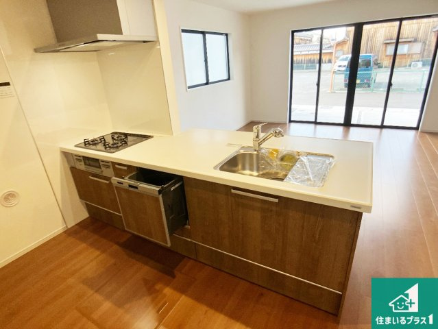 姫路市飾磨区構　第1期　新築一戸建てのキッチン|明るいリビングで朝の目覚めもスッキリできそう！対面キッチンでご家族のコミュニケーションも自然と増える設計！小さなお子様が遊ぶスペースを作っても広々とくつろげるLDK！