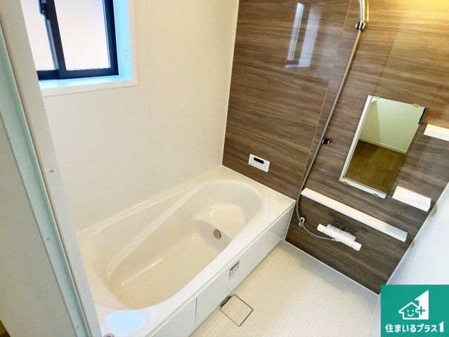 姫路市飾磨区構　第1期　新築一戸建ての浴室|足をゆったり伸ばして寛げる浴槽です。窓が設けられていますので差し込む光が明るく穏やかな雰囲気にしてくれます♪浴室乾燥機も設置しているので、雨の日の洗濯物も安心です♪