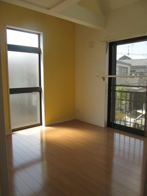 【居間・リビング】 | キノラウ妙蓮寺 | ２面採光で明るい室内です。