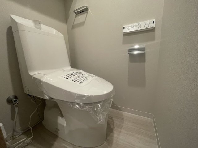 朝日プラザ中野弥生町のトイレ|明るく清潔感が溢れるトイレ。落ち着いた空間で安らぎのひとときをお過ごし頂けます。

現地ご見学希望・資料請求などお気軽にお問い合わせ下さい！
03-5990-5201