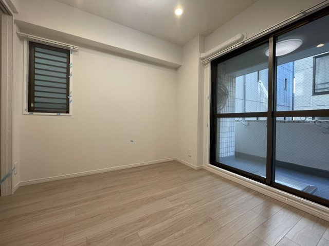 朝日プラザ中野弥生町の洋室|木目調で落ち着いた雰囲気の内装は、どんなインテリアにも合わせやすいデザイン。

現地ご見学希望・資料請求などお気軽にお問い合わせ下さい！
03-5990-5201