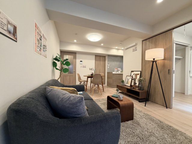 朝日プラザ中野弥生町の居間・リビング|10帖のLDKには洋室を隣り合わせに配置し、合わせると13.9帖の大空間になるよう工夫。

現地ご見学希望・資料請求などお気軽にお問い合わせ下さい！
03-5990-5201