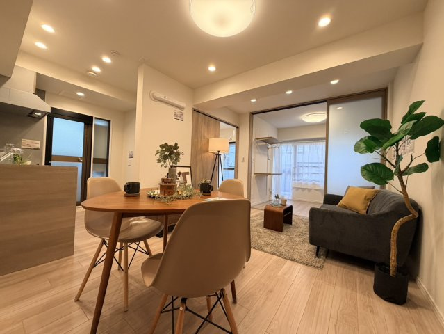 朝日プラザ中野弥生町の居間・リビング|大きな窓からたっぷりと注ぐ陽光を浴びながら、朝食やティータイムを楽しめます。

現地ご見学希望・資料請求などお気軽にお問い合わせ下さい！
03-5990-5201