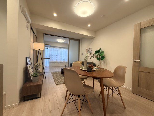 朝日プラザ中野弥生町の居間・リビング|のびやかに広がるリビングは、一年を通して爽やかな光と風に癒される家族のなごみ空間。

現地ご見学希望・資料請求などお気軽にお問い合わせ下さい！
03-5990-5201