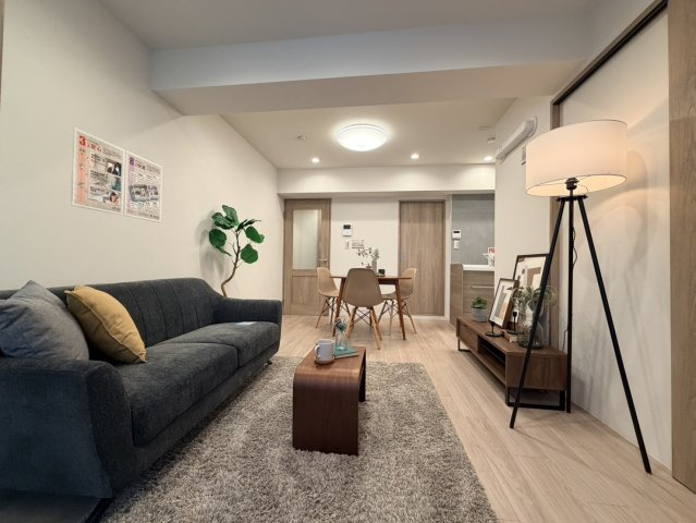 朝日プラザ中野弥生町の居間・リビング|料理、洗濯、掃除などの動線もスムーズ！家事動線が変わると、暮らしにゆとりが生まれます！

現地ご見学希望・資料請求などお気軽にお問い合わせ下さい！
03-5990-5201