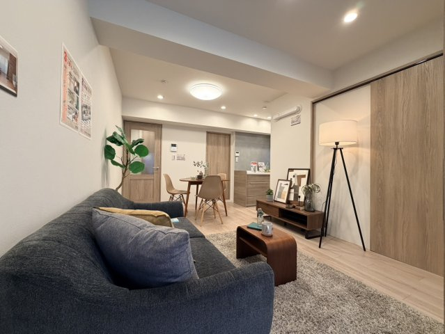 朝日プラザ中野弥生町の居間・リビング|白と木目調を基調にした落ち着きのあるリビング。お部屋のコーディネートも楽しめます！

現地ご見学希望・資料請求などお気軽にお問い合わせ下さい！
03-5990-5201