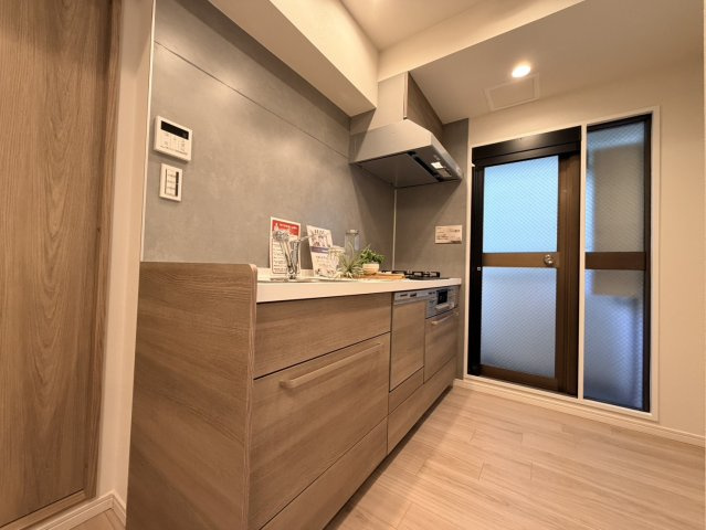 朝日プラザ中野弥生町のキッチン|横一列にシンクとコンロをまとめたシンプルなシステムキッチン。動きやすさが魅力です！

現地ご見学希望・資料請求などお気軽にお問い合わせ下さい！
03-5990-5201