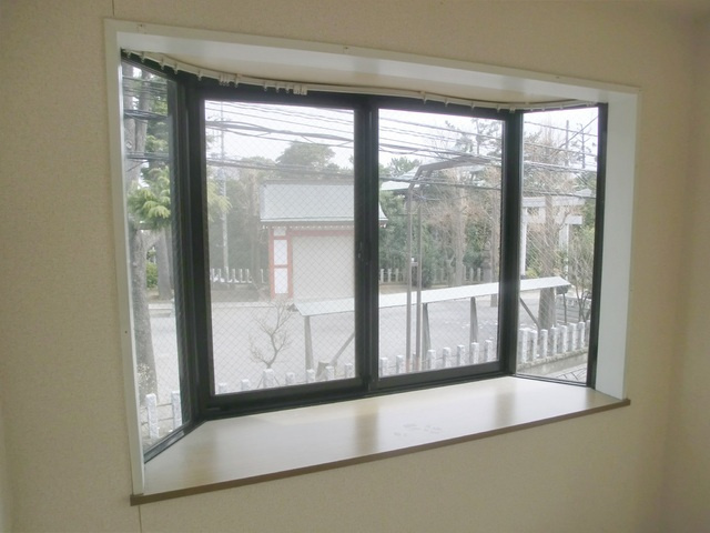 プチメゾントシの内装|洋室には大きな出窓があります。