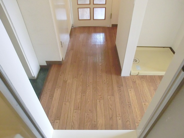 プチメゾントシの居間・リビング|玄関ホールスペース。