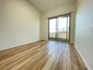 【洋室】 | 南西側バルコニーに面し明るい5.4帖の洋室