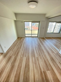 【居間・リビング】 | 南西バルコニーに面したLDKは陽当り・通風・眺望良好です