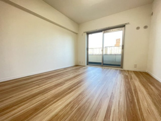 【洋室】 | 北側バルコニーに面した7.1帖の洋室