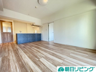 【居間・リビング】 | 広々13.1帖LDKと対面キッチンで家族団欒。料理中も会話が弾む、開放的で明るい住空間です。

