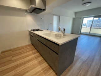 【キッチン】 | キッチン上部には何もなく開放的で明るいキッチン